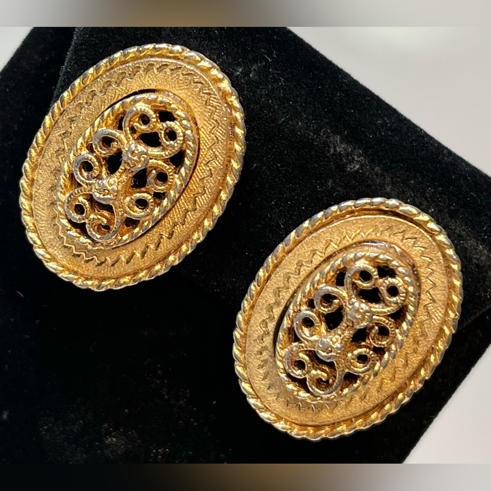 Pastelli vintage goldtone oval shape clip on earrings signed